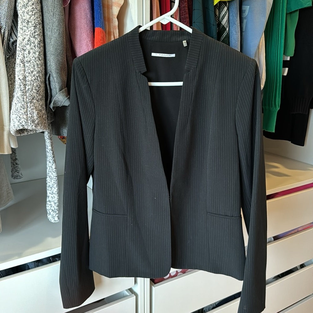 NWT T Tahari Zoe Reverse Lapel Pinstripe Blazer